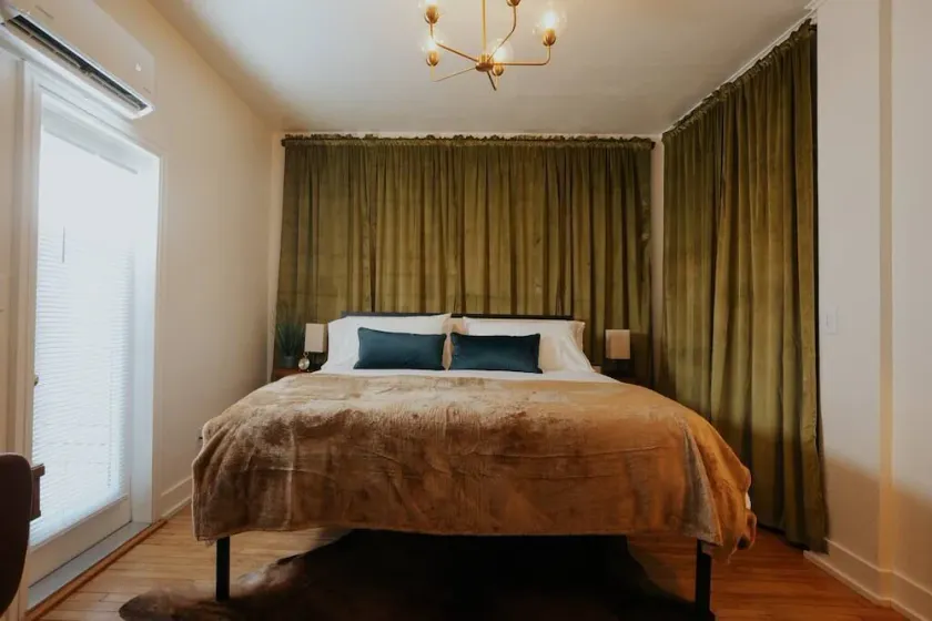 Modern Studio unit next to downtown Medford. Features a plush King bed, private outdoor space, fast WiFi, and a well-equipped mini-kitchen. Perfect for couples or solo travelers. - Image 1