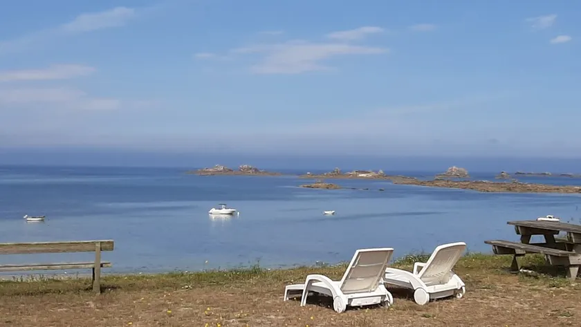 fötterna i vattnet och direkt tillgång till stranden (18 meter) för nya enplanshus med trädgård - Image 1