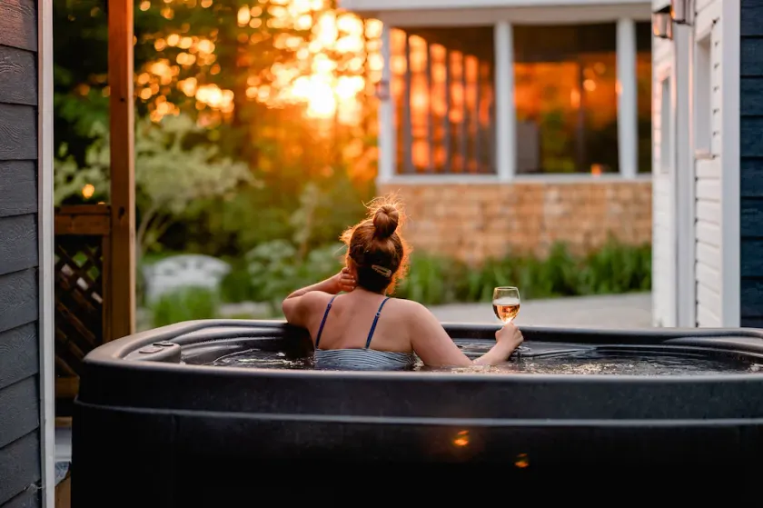 Chalet Rustique Avec Spa/foyer/étang Privé - 5 min de la Plage et ski - Image 1