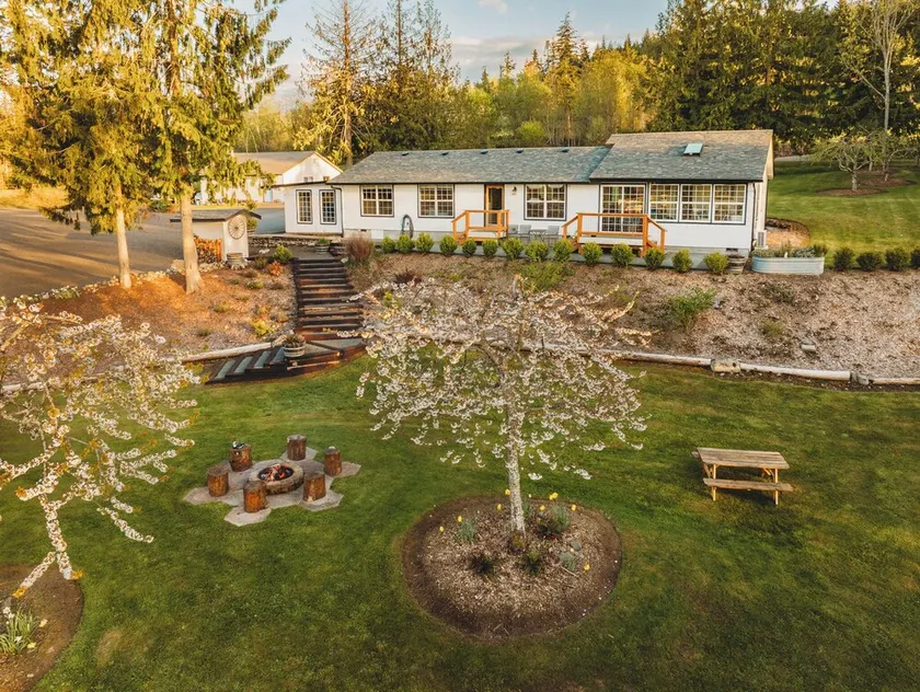 Charming Hilltop Getaway - Valley and Water Views - Image 1