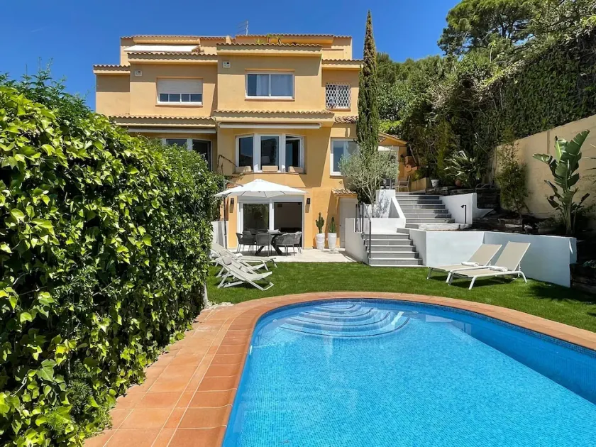 Familjevilla med pool för upp till 6 personer + 2 barn - Image 1