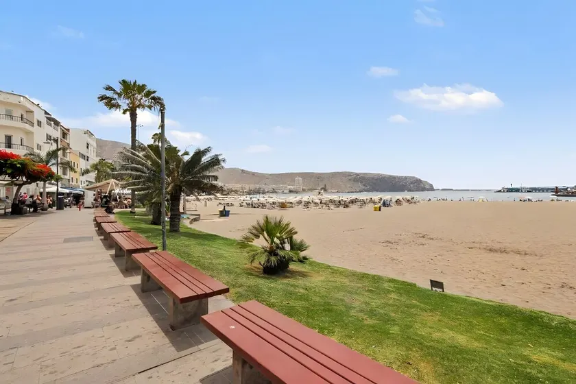 Apartamento T2 na praia de Los Cristianos com vista para o passeio principal - Image 1