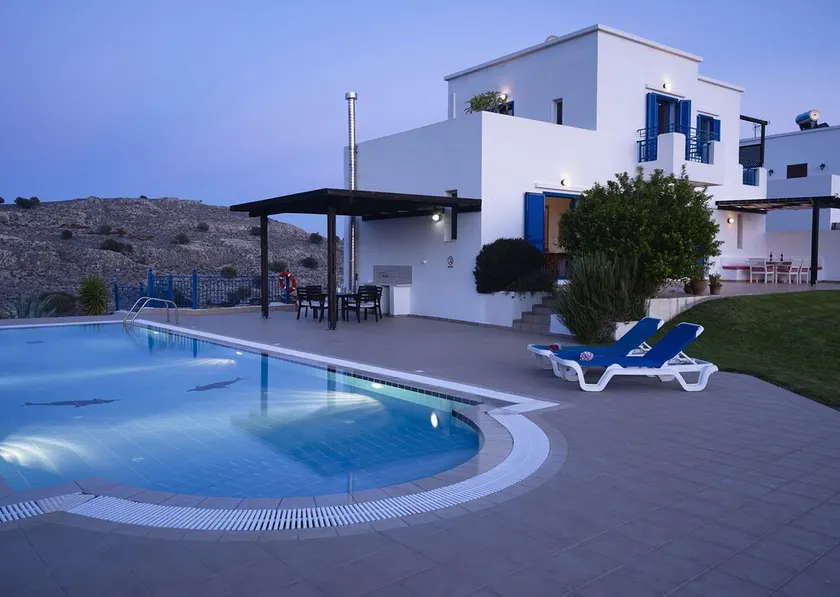Villa för sex. Stor pool, havsutsikt, lawned trädgårdar. Nära stranden och bekvämligheter. - Image 1