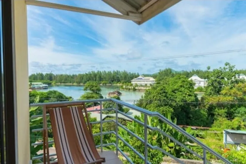 Soleil Levant is set on the lake view & 3 mins driving to Catcoco Jetty - Image 1
