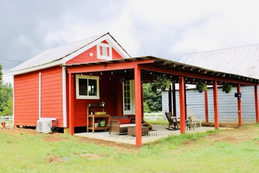 Picturesque Cottage on a Beautiful Farm - Image 1