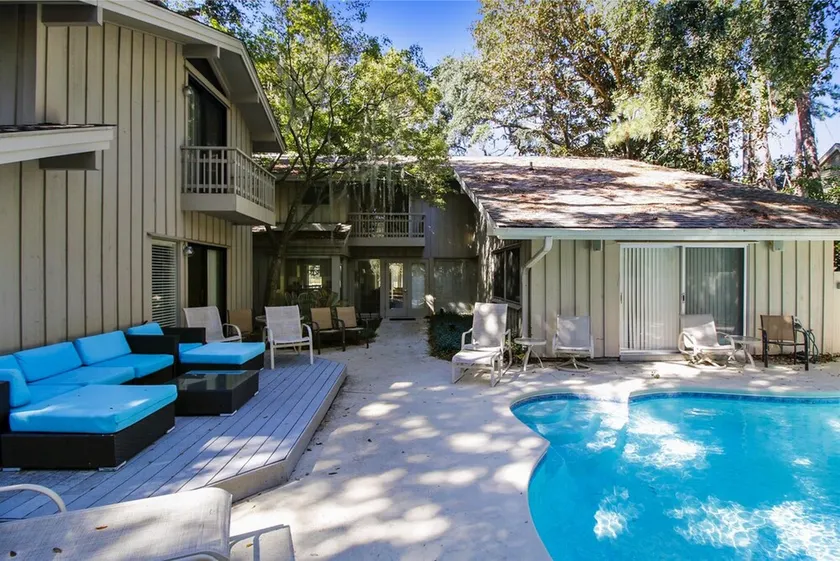 6 soveværelser, 4. 5 badeværelser hjem med et tilstødende gæstehus i den dejlige Sea Pines Plantation! - Image 1