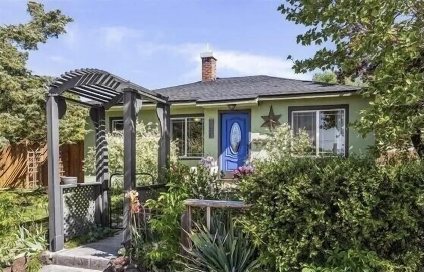 Cozy cottage with private backyard.  Fire pit, hot tub, bikes, and paddleboards - Image 1