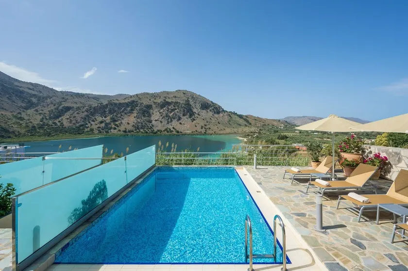 Villa in Kournas Overlooking Giorgioupolis Bay - Image 1