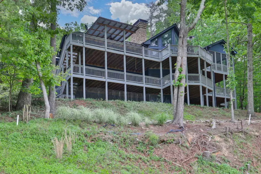 4.9-Star Rated, Stunning 3600 SF House on Golf Course - Image 1
