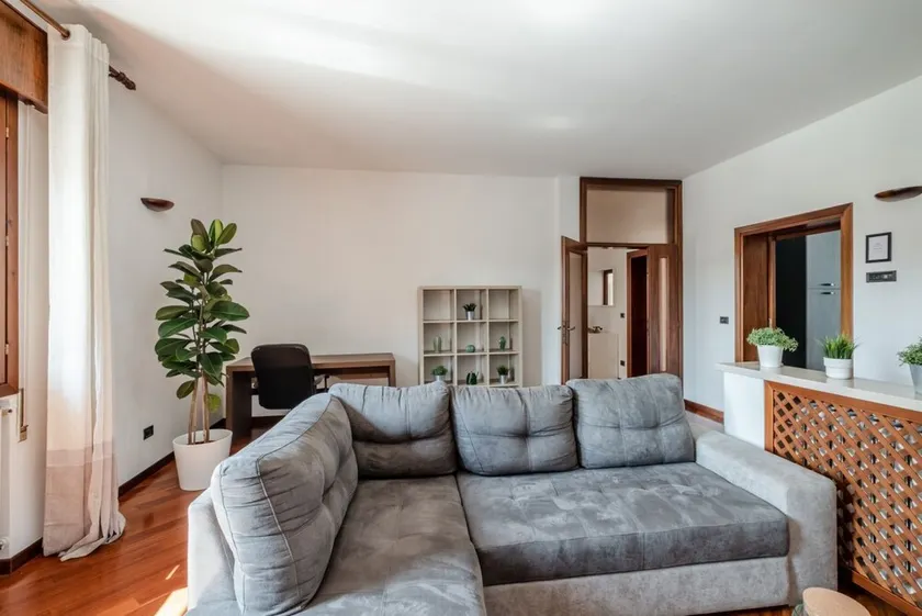 GuestHost - Roomy apartment of 95 sqm located on the first floor of a building without a lift (20 steps to access), can accommodate up to 5 people.The accommodation is located in Vigonza, just 10 minutes by car from the city center of Padua and from the - Image 1