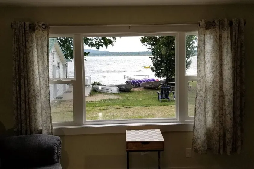 Lakeside Cottage #4, Waterfront , AC, Newly Remodeled, 8 Kayaks, 4 SUP, Rowboats - Image 1
