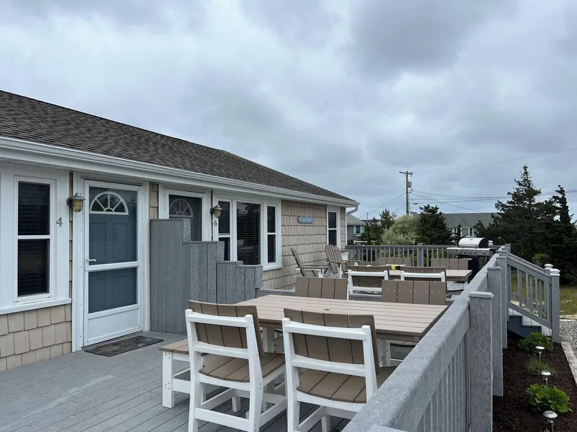 Smukke 3 soveværelser sommerhus med stort dæk og gå til privat strand! - Image 1