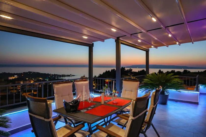 FLEXIBLE ARRIVAL! Fantastic penthouse with terrace and sea view, three bedrooms - Image 1