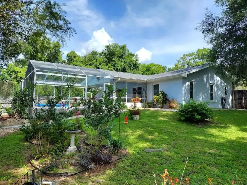 Relax & unwind—enclosed private pool, fenced yard, many amenities & attractions! - Image 1