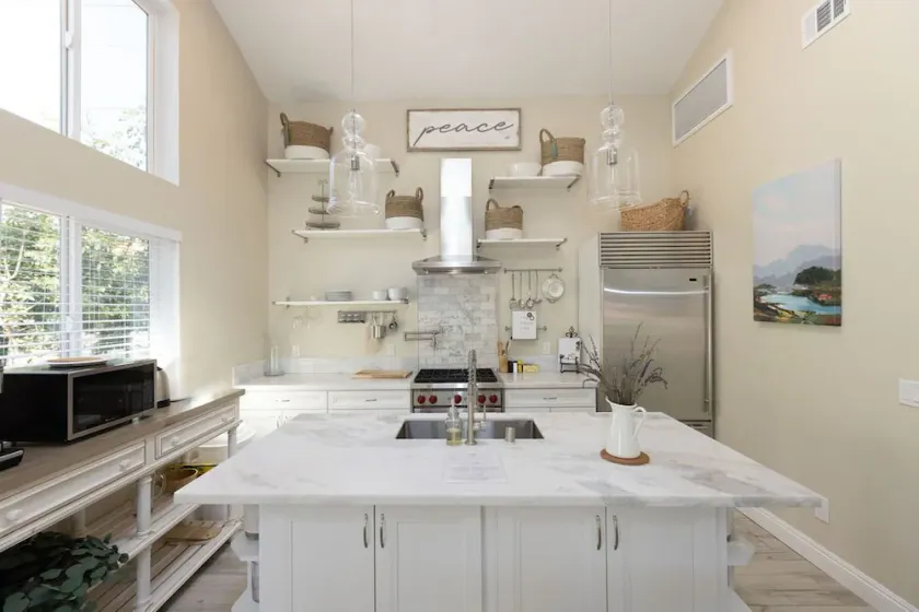 Adorable 4 Bedroom Guest House wPool + Jacuzzi - Image 1