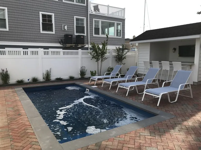 Ny opvarmet pool med Cabana, smukt og rummeligt opdateret hus på bugten! - Image 1