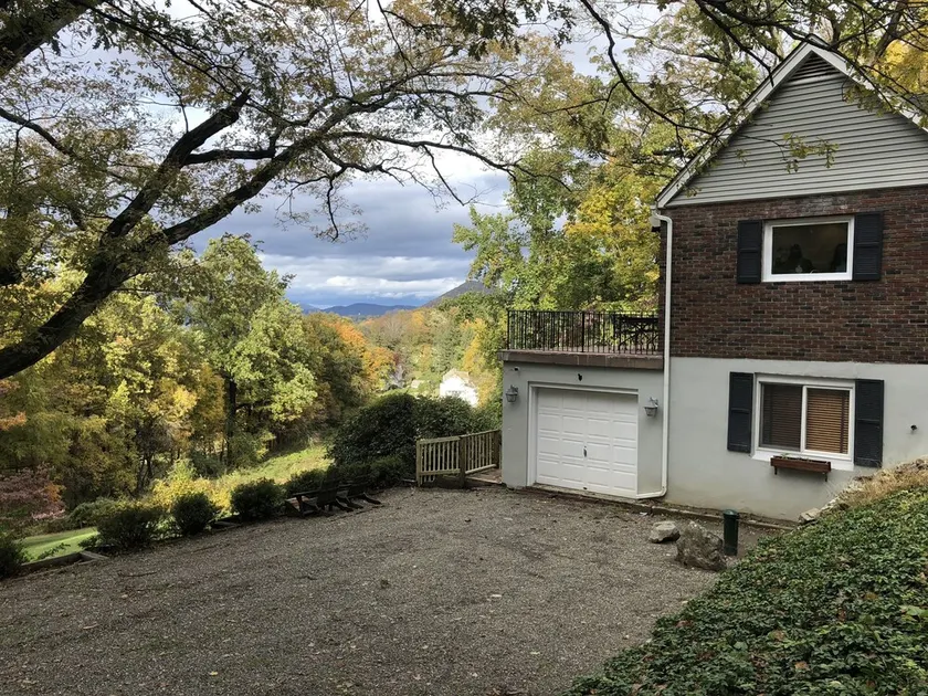 Bear Mountain House. - Image 1