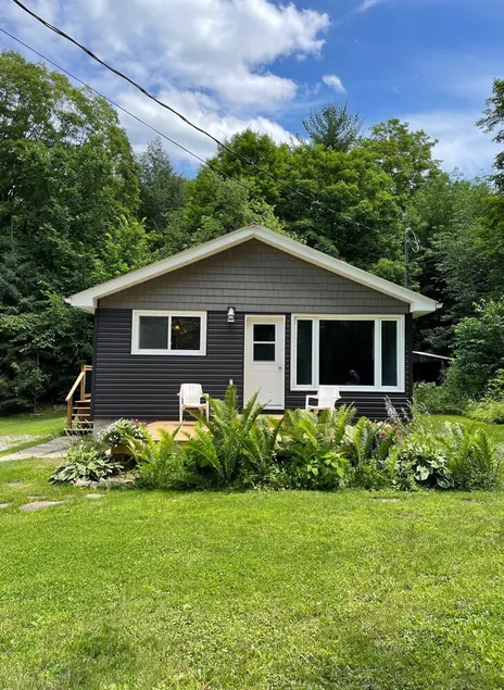 Cozy, Clean 3-bed-1-Bath Pet Friendly Cottage in The Kawarthas! - Image 1