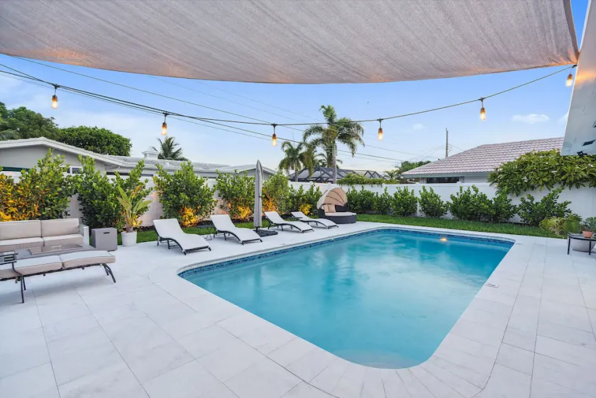 5 min to beach/ Lux modern home/ Exceptional outdoor area/pool/games - Image 1