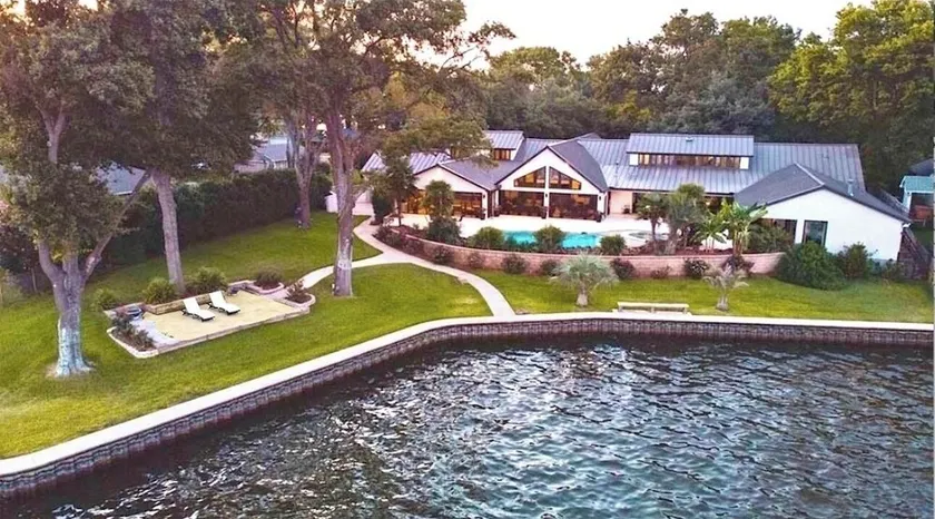 Modern Lake Mansion - CasaPalmaTX, 6 bedrooms with 6 en suite bath with showers - Image 1
