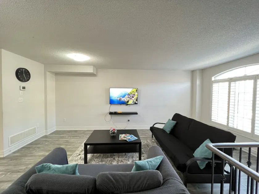 Beautiful 3 bedroom & 3-bathroom vacation home near Toronto Pearson Airport - Image 1