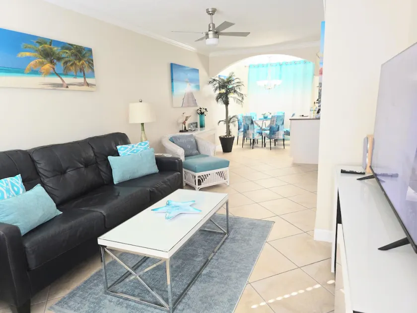 PLAGE & PISCINE! MAISON DE VACANCES DE LUXE EN FLORIDE! NOUVEAUX MEUBLES, LIT KING & 2 QUEEN. - Image 1