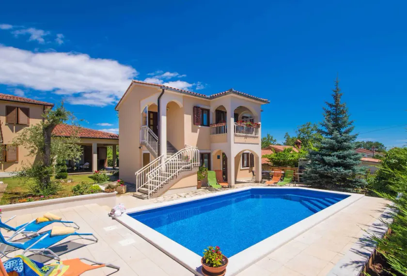 Una lussuosa casa in un tranquillo villaggio vicino al mare - Image 1