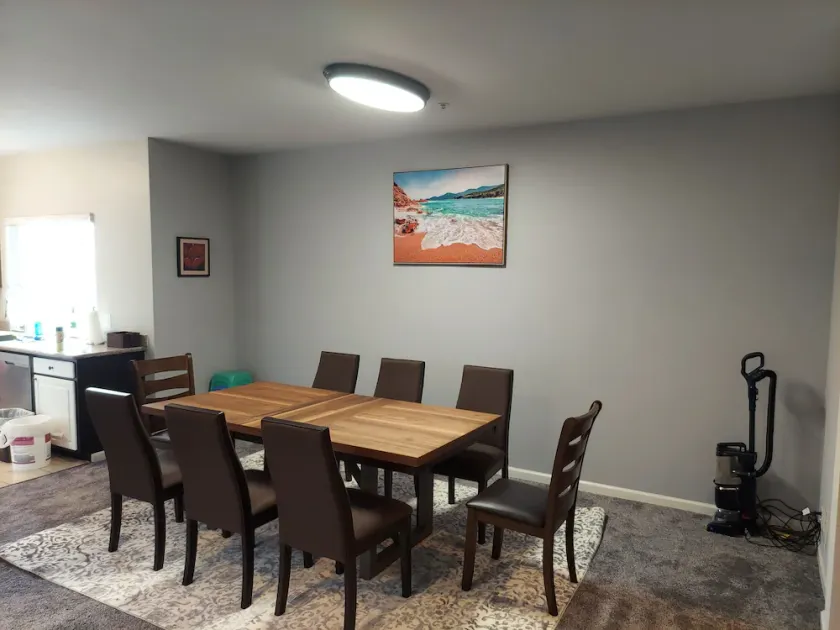 Spacious 3 bdrm, 8 beds, 2 baths w/ full kitchen - Image 1