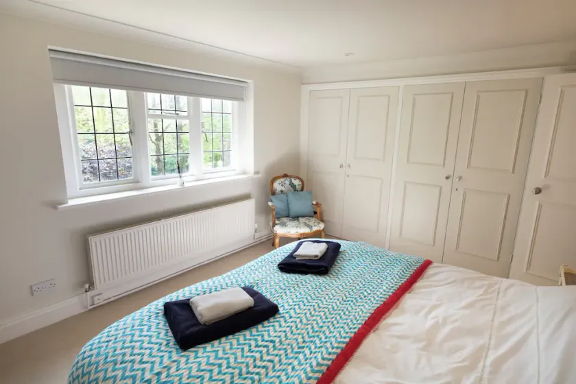 Spacious 5* guest house with private tennis court and beautiful gardens - Image 1