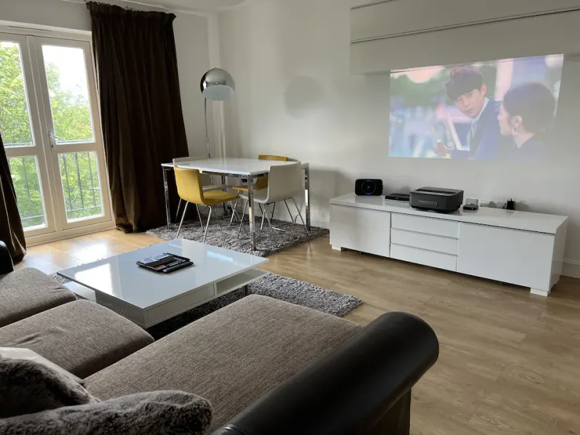 Luxurious Living in the Heart of Bromley - Image 1