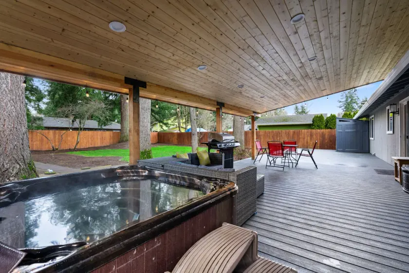 Cheerful 4 bedroom home  one level with hot tub and park like feel - Image 1