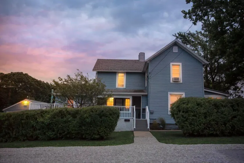 Just a few blocks from Lake Erie!  4 season home with a cozy cottagey feel. - Image 1