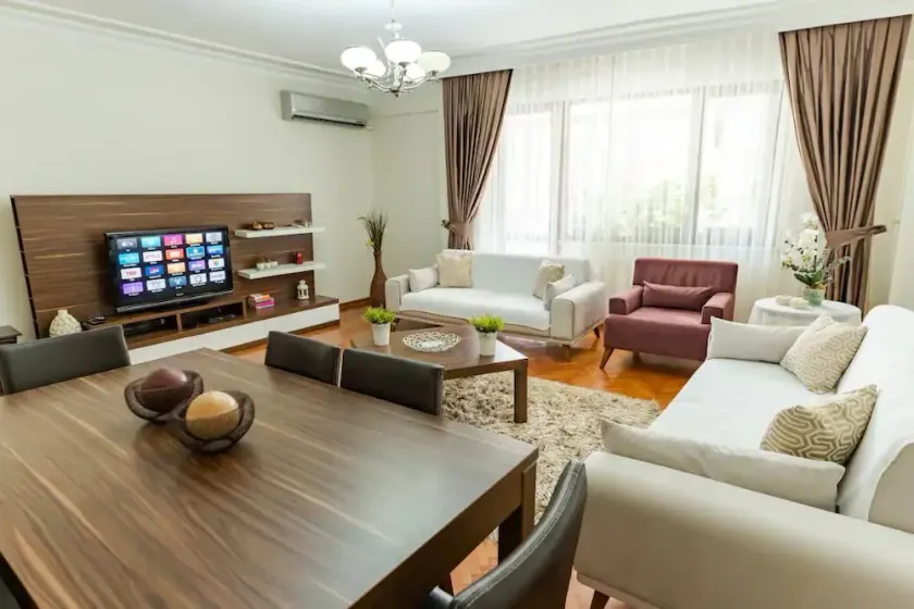 All air conditioned & Heated 3 bedrooms Flat in the City. - Image 1