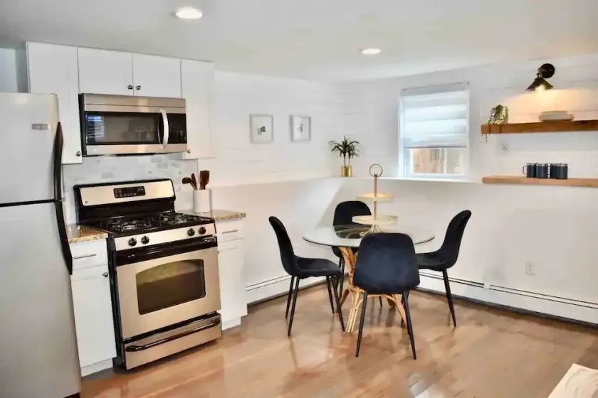 Anchors Away Inn 2 Br Apt 1 min walk to the Beach King & Queen - Image 1