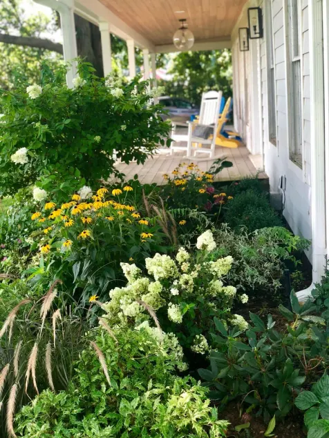 Cutchogue Farmhouse Estate with hot tub and gardens, walk to beach & vineyards - Image 1