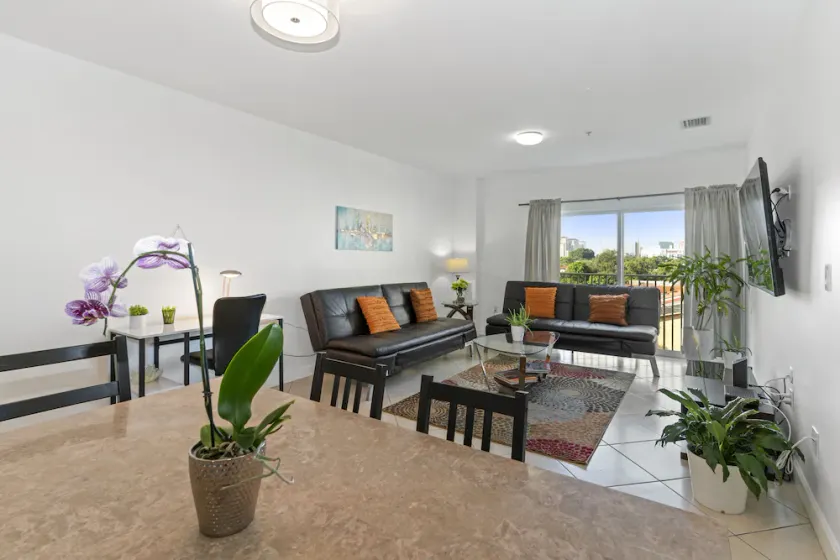 Stylish 2-Bedroom Apt, Free Parking, Walkable - Image 1