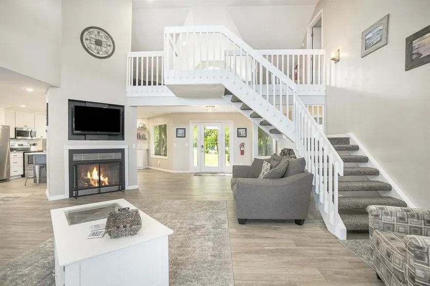 Silver Lake Retreat: Private Lake Access & Swimming Pool, Sandy Beach, Fire Pit - Image 1