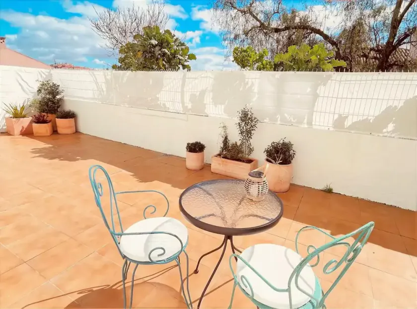 Apartamento Acolhedor com Pátio Privado - Image 1