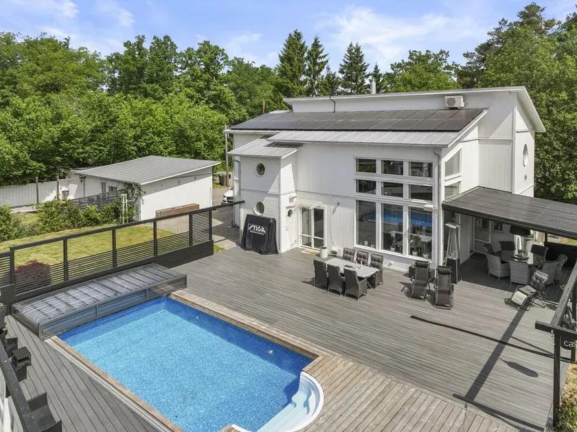 Villa with pool near Stockholm city - Image 1