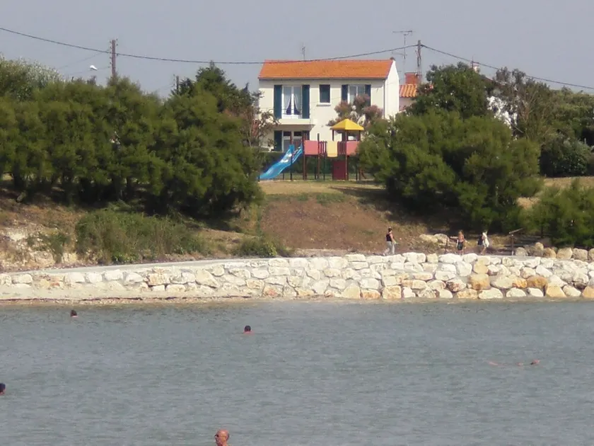 Outstanding genuine old \"Fourasine\" house,  50m from beach, beautiful sea view - Image 1