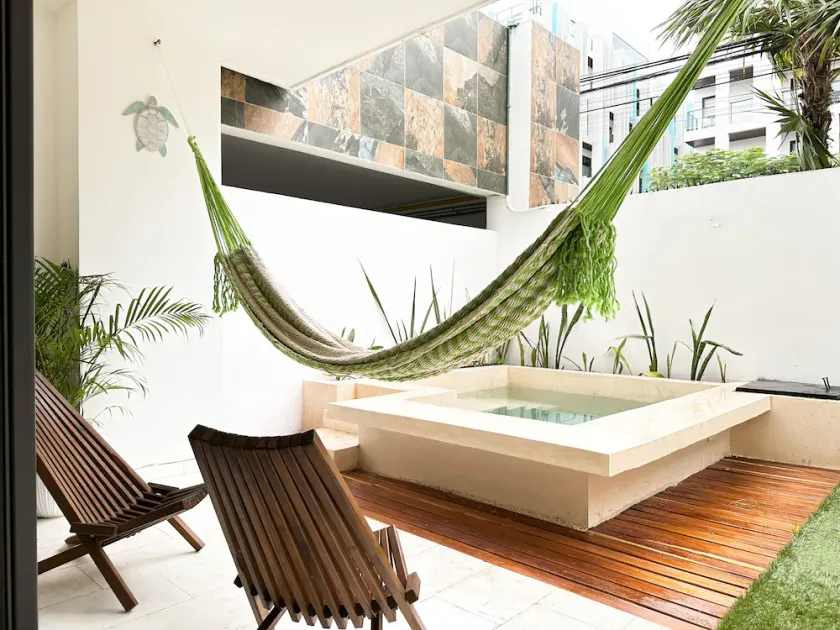 Lovely condo w/private pool, 3 min from the beach! - Image 1