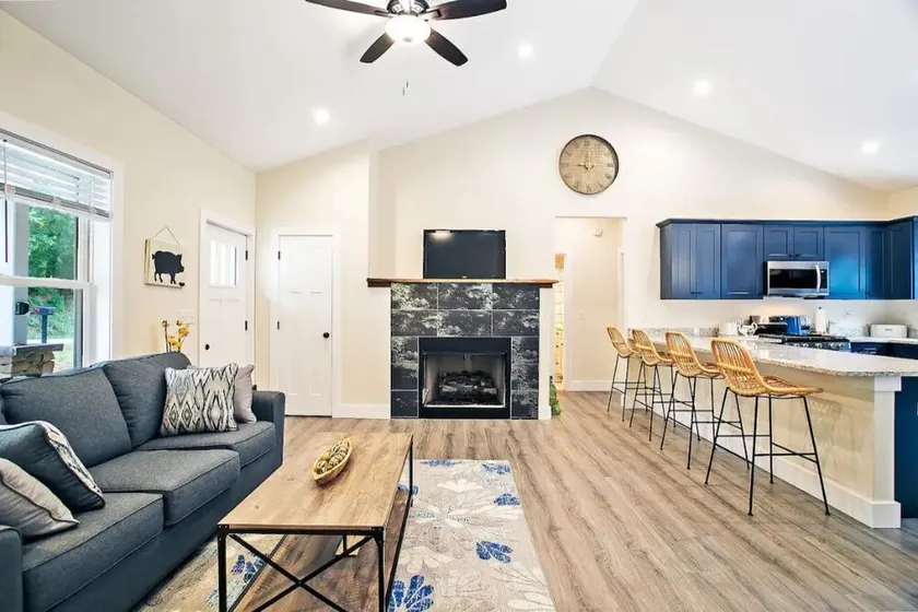 Perfect couple getaway in Asheville with hot tub pet friendly fenced in backyard - Image 1