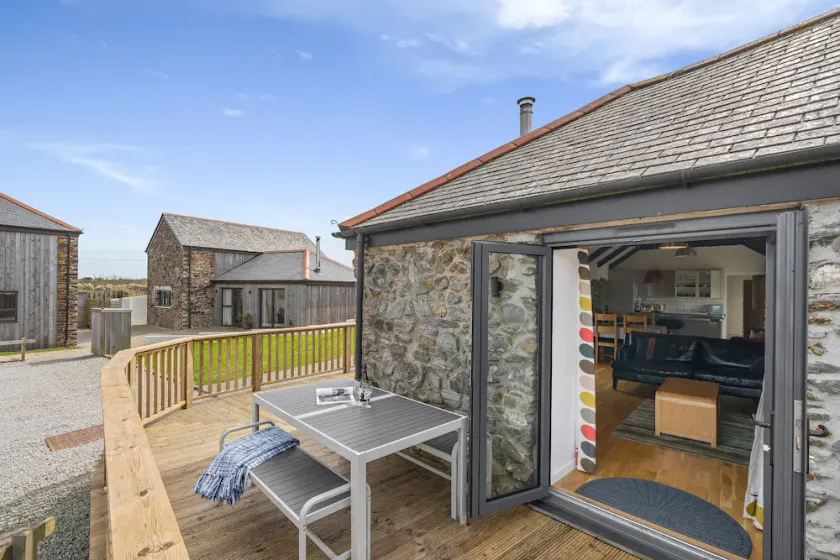 A spacious and beautifully renovated barn conversion with three bedrooms. - Image 1