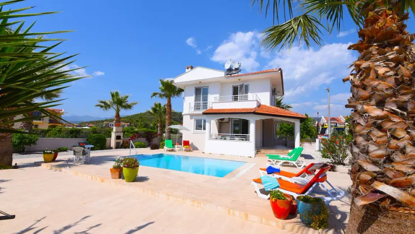 Impresionante Villa Independiente de 3 dormitorios con piscina privada, amplio jardín y WiFi - Image 1