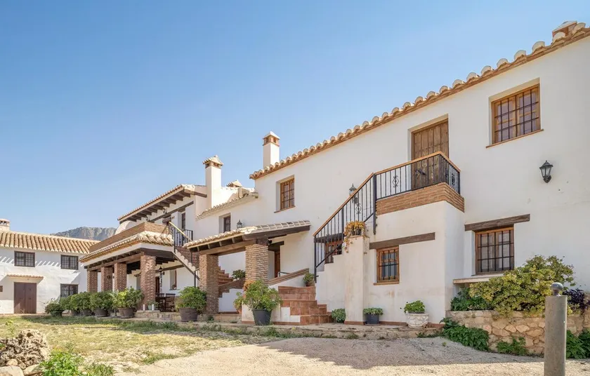 1 Bedroom Beautiful Apartment In Mondron - Image 1