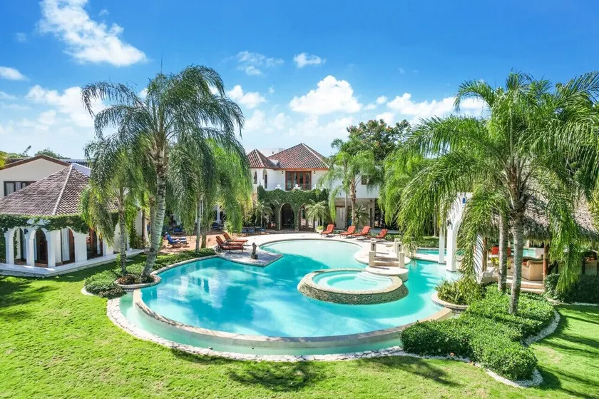 Punta Aguila 61: Lavish villa w/ full staff, resort pool, Jacuzzi & golf carts - Image 1