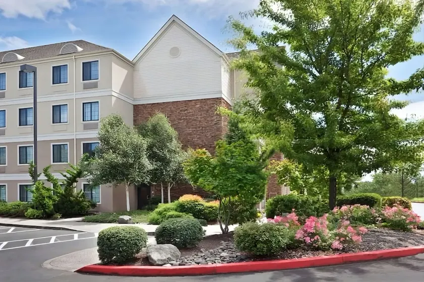 Your Home Away From Home! Kitchenette, Free Parking, with Breakfast, Pool! - Image 1