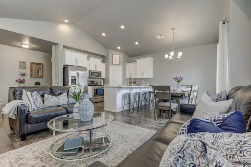 Luxury 3BD suite townhome w/ pool close to Zion. Great for groups! - Image 1