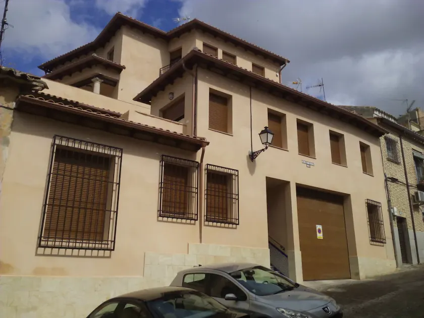 BUILDING IN THE HISTORICAL CENTER, BETWEEN THE CATHEDRAL AND THE RIVER. 12-26 people. - Image 1