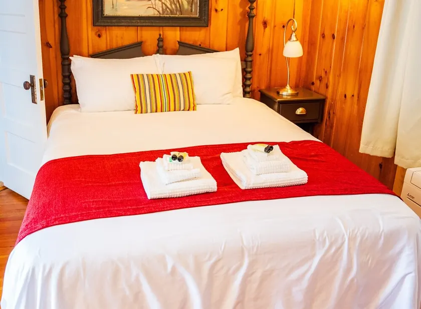 Cottage 5-6 - Year Round Pet Friendly $50 Fee- 2 Bedroom / 1 Bath End Unit - Image 1